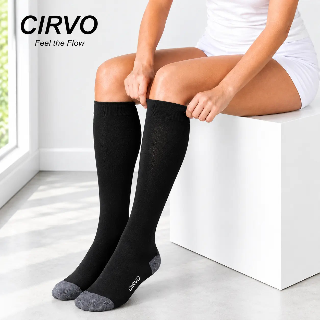 Een dame die CIRVO Compressiekousen aan doet 