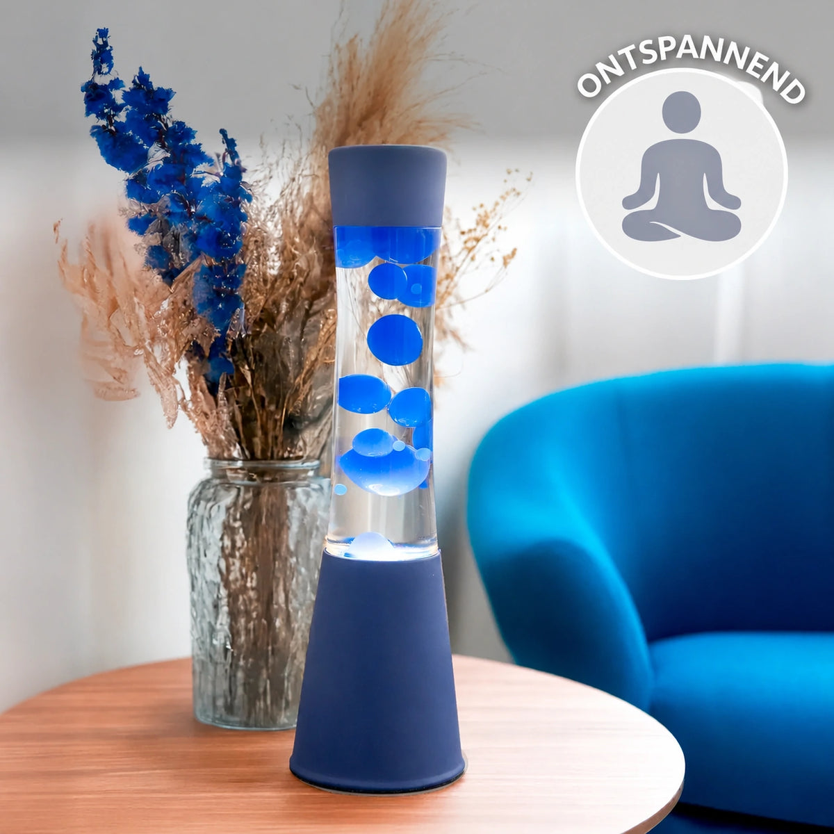 Fisura Grote Design Lavalamp met Blauwe Lava - Blauw op een bruin salontafeltje in de leefruimte