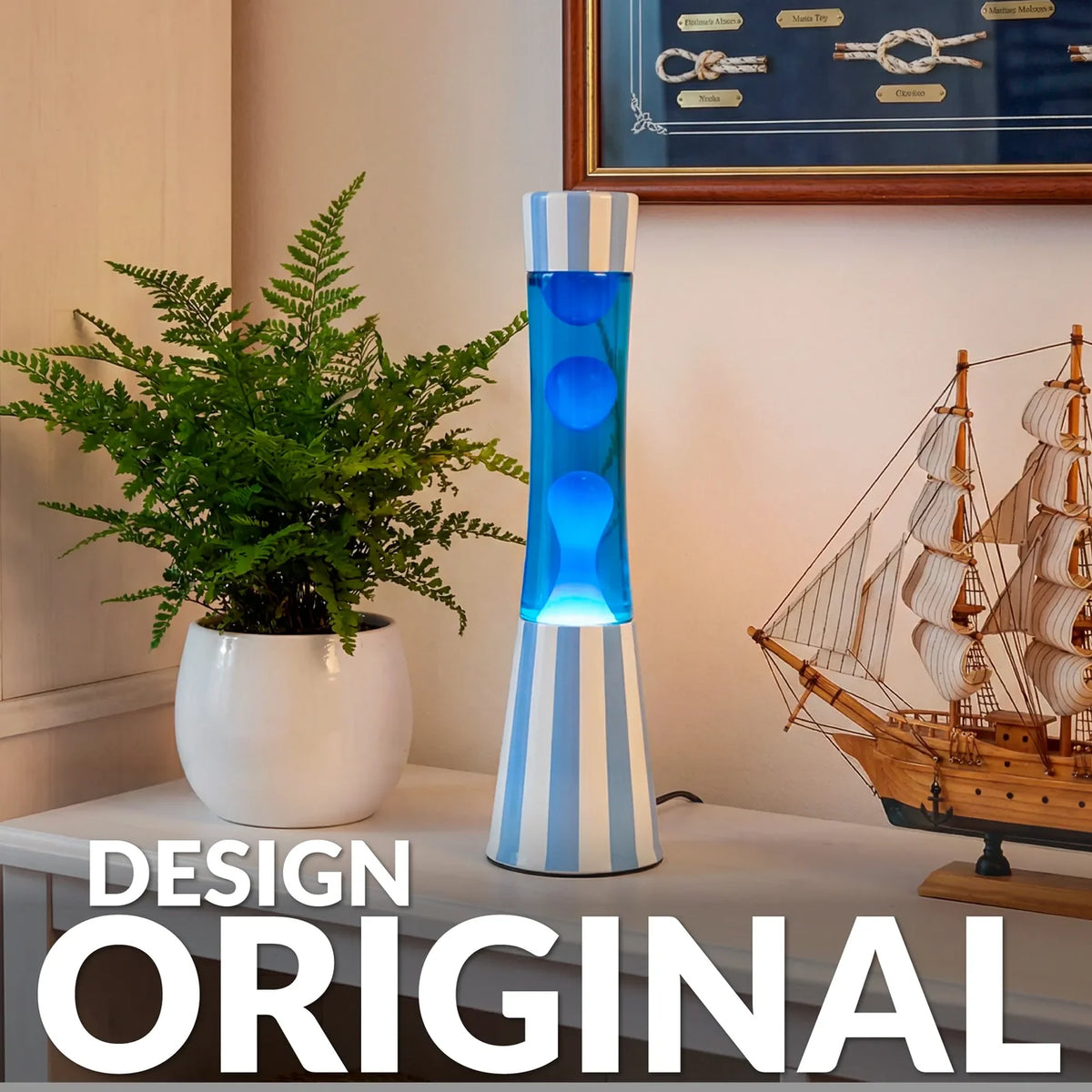 Fisura Grote Design Lavalamp met Blauwe Lava - Streepjes op een tafel naast een zeilschip