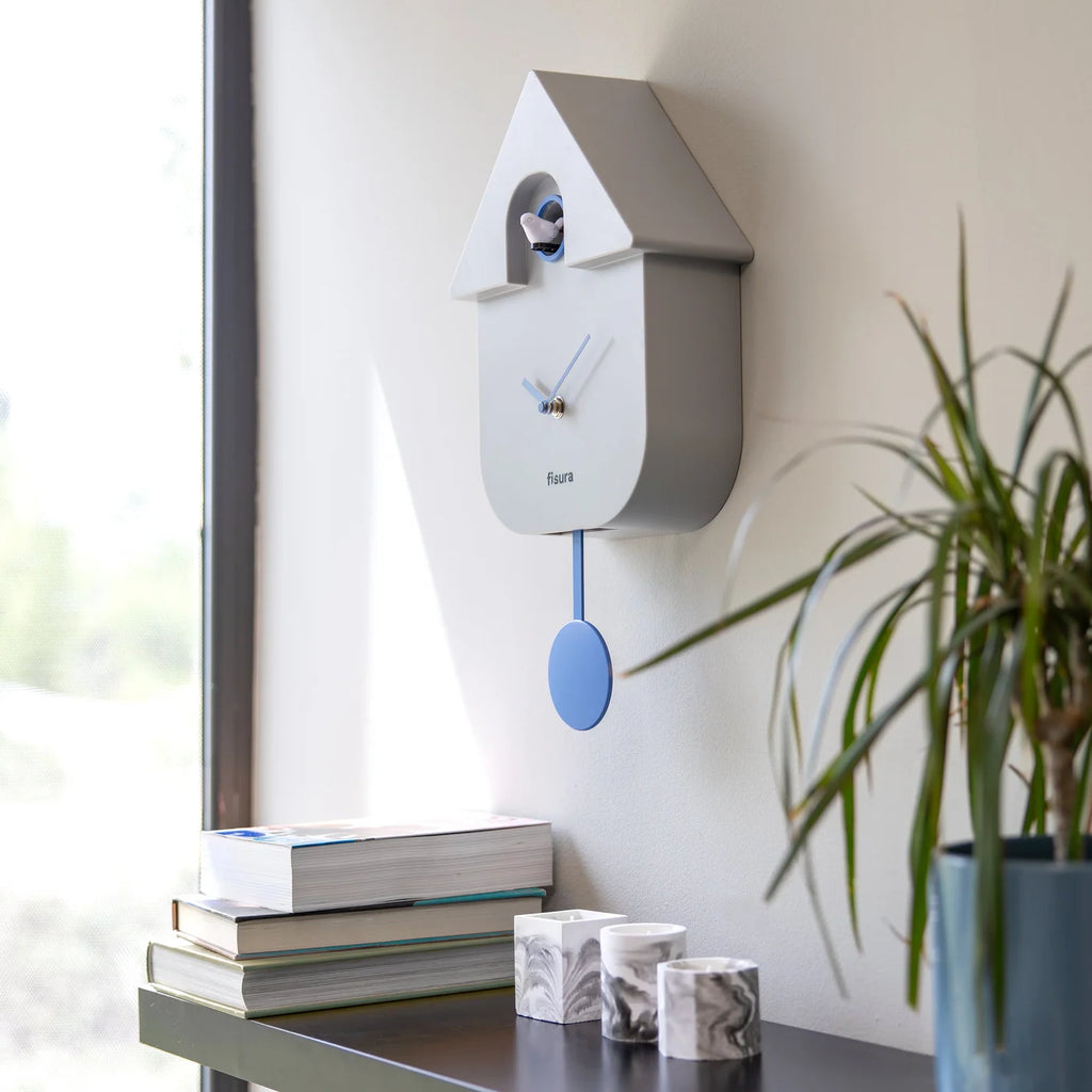 Fisura Koekoeksklok Modern Cuckoo ABS - Grijs in een moderne living tegen de muur