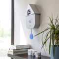 Fisura Koekoeksklok Modern Cuckoo ABS - Grijs in een moderne living tegen de muur