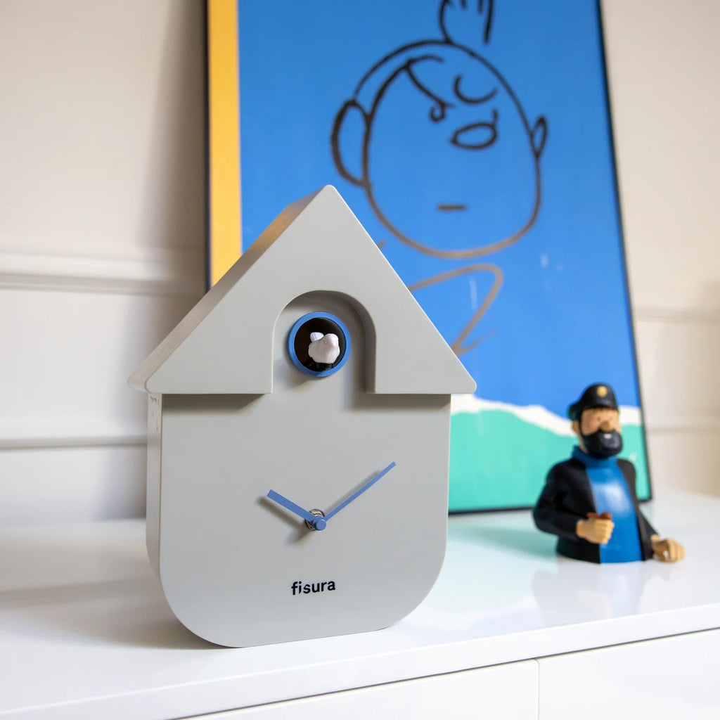 Fisura Koekoeksklok Modern Cuckoo ABS - Grijs op een kast met Kuifje