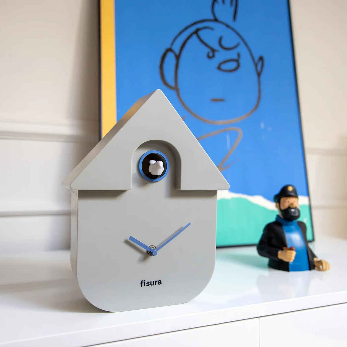 Fisura Koekoeksklok Modern Cuckoo ABS - Grijs op een kast met Kuifje